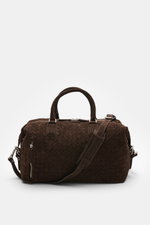 Officine Creative Weekender dunkelbraun aus handgewebtem Veloursleder, frontal mit robusten Griffen, silberner Hardware, Schultergurt und Reißverschluss.