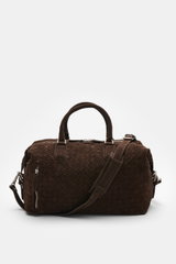 Officine Creative Weekender dunkelbraun aus handgewebtem Veloursleder, frontal mit robusten Griffen, silberner Hardware, Schultergurt und Reißverschluss.