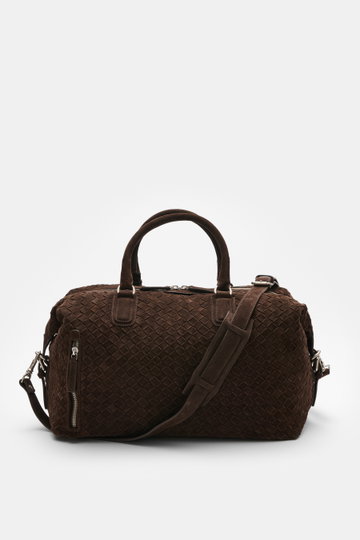 Officine Creative Weekender dunkelbraun aus handgewebtem Veloursleder, frontal mit robusten Griffen, silberner Hardware, Schultergurt und Reißverschluss.