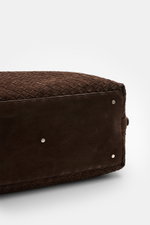Officine Creative Weekender dunkelbraun, Bodenansicht, handgewebtes Veloursleder, matte silberfarbene Hardware, robuste Metallfüße, ca. 48x30x25 cm.