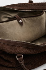 Officine Creative Weekender dunkelbraun aus handgewebtem Veloursleder, Innenansicht mit Alcantara-Futter, Zipperfach, robusten Griffen und silberfarbener Hardware.