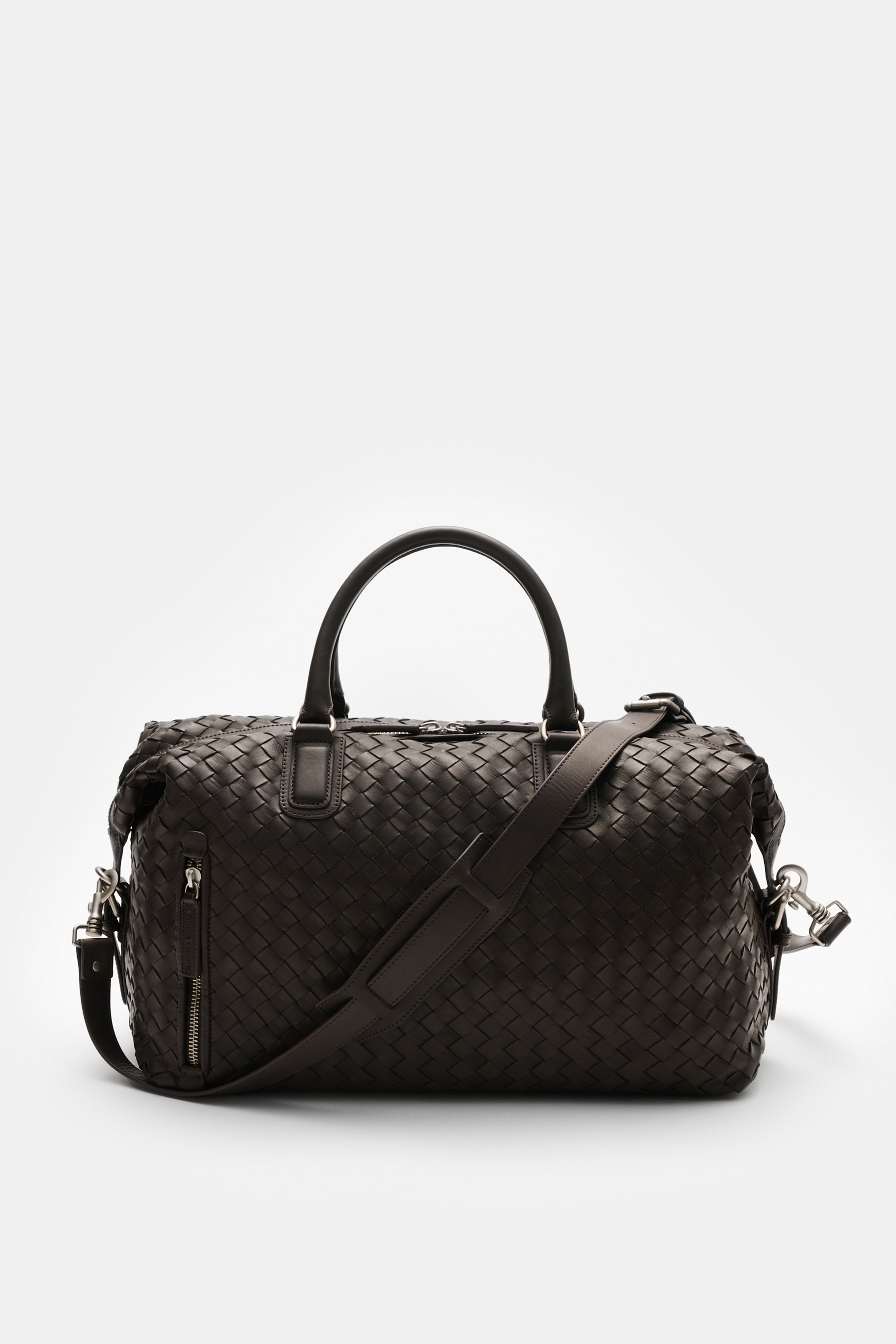 Officine Creative Weekender dunkelbraun, frontale Ansicht, fein genarbtes gewebtes Leder, matte silberne Hardware, verstellbarer Schultergurt.