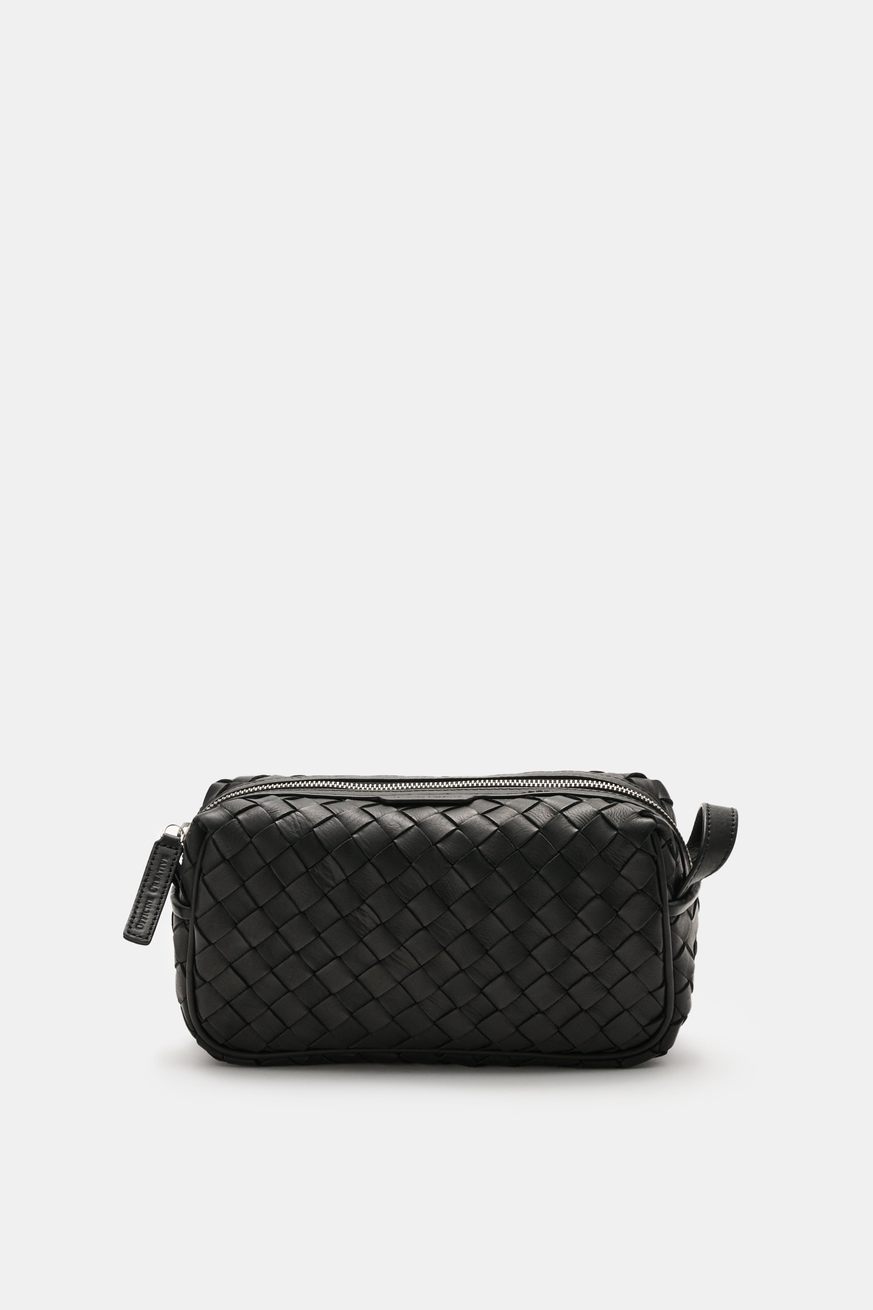 Officine Creative Necessaire schwarz mit geflochtener Leder-Außenseite, silberfarbener Hardware, Außenfach, geräumigem Hauptfach und Handschlaufe, Frontansicht.