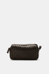 Officine Creative Necessaire dunkelbraun mit geflochtener Leder-Außenseite, silberfarbener Hardware, Reißverschlussfach, Handschlaufe, Frontansicht.