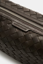 Nahaufnahme des Officine Creative Necessaire dunkelbraun mit geflochtener Leder-Außenseite und silberfarbenem Reißverschluss.