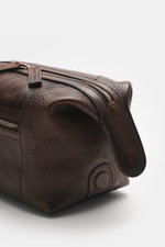 Officine Creative Necessaire dunkelbraun aus fein genarbtem Kalbleder, seitliche Nahaufnahme mit silberfarbener Hardware, Reißverschluss außen, geräumiges Hauptfach, zwei Steckfächer, Maße ca. 26x16x16 cm.