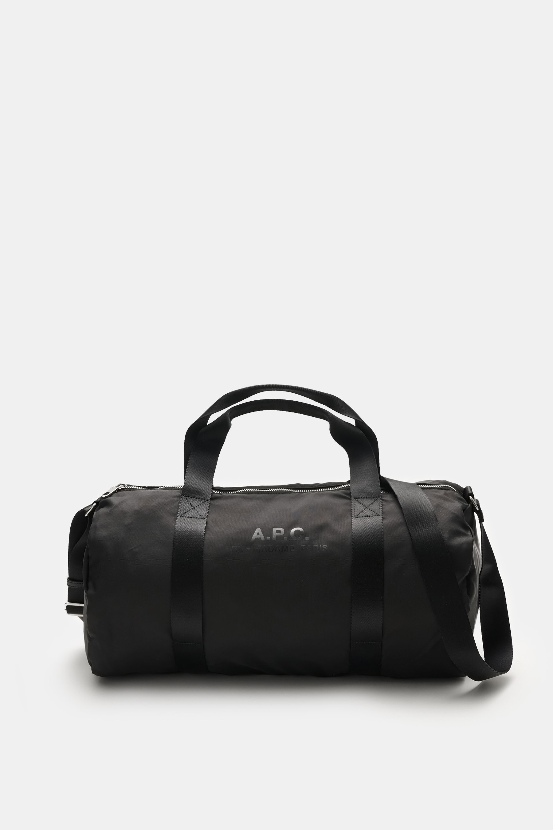 A.P.C. Tasche 'Gymbag Backstage' schwarz, frontale Nahaufnahme, Microfaser, silberne Hardware, Trageriemen, Schultergurt, Logo-Print, geräumiges Hauptfach, Innenfach mit Reißverschluss, Maße ca. 50x35x25 cm.