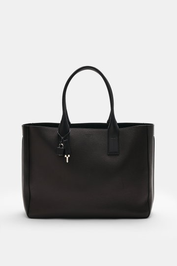 Tom Ford Shopper schwarz, frontal fotografiert, aus genarbtem Kalbleder mit silberner Hardware, Schlüssel-Schloss-Kombination, geräumig und elegant.