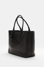 Tom Ford Shopper schwarz aus genarbtem Kalbleder, seitliche Perspektive, silberne Hardware, robuste Griffe, dezente Logoprägung, geräumig.