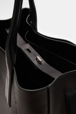Tom Ford Shopper schwarz aus genarbtem Kalbleder, Perspektive von oben in den Innenraum mit Magnetfach und silberfarbener Hardware.