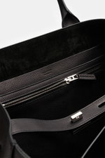 Tom Ford Shopper schwarz aus genarbtem Kalbleder, Innenansicht mit Zipperfach, Magnetfach, Veloursleder-Innenseite, silberfarbener Hardware.