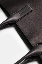 Tom Ford Shopper schwarz aus genarbtem Kalbleder mit Glattledergriffen, silberfarbener Hardware, Logoprägung und Veloursleder-Innenseite, Nahaufnahme.