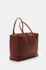 Tom Ford Shopper rotbraun aus genarbtem Kalbleder seitlich fotografiert, mit silberfarbener Hardware, Veloursleder-Innenseite und geräumigem Innenfach.