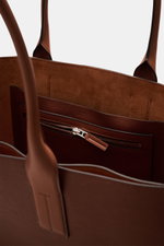 Tom Ford Shopper rotbraun aus genarbtem Kalbleder, Innenansicht mit Zipperfach, Veloursleder-Innenseite und robusten Tragegriffen, silberne Hardware.