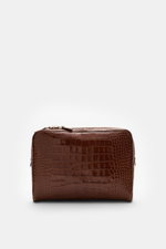 Tom Ford Laptop Sleeve braun aus hochwertigem Kalbleder im Reptilien-Look, frontal fotografiert mit Logo-Prägung und silberfarbener Messing-Hardware.