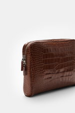Tom Ford Laptop Sleeve braun aus hochwertigem Kalbleder im Reptilien-Look, seitliche Perspektive, silberne Messing-Hardware, Logo-Prägung.