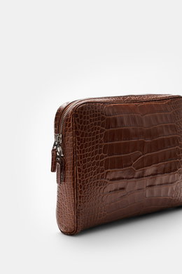 Tom Ford Laptop Sleeve braun aus hochwertigem Kalbleder im Reptilien-Look, seitliche Perspektive, silberne Messing-Hardware, Logo-Prägung.