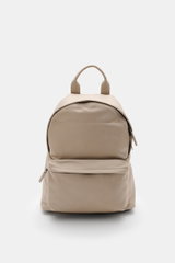 Front view of the 04651/ A trip in a bag Rucksack 'Oyster Back Pack' navy in soft, distinctively grained nubuck leather with zipper pocket.

<p>Unkompliziert und stilvoll transportieren Sie Ihre Habseligkeiten in dem Rucksack 'Oyster Back Pack' von 04651/