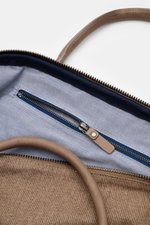 04651/ A trip in a bag Weekender '356-Bag Tweed' beige/taupe kariert, Innenansicht mit Reißverschlussfach, Ledergriff und Textilfutter.