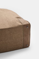 04651/ A trip in a bag Weekender '356-Bag Tweed' beige/taupe kariert, Detailaufnahme der Ecke mit Lederverstärkung, Metallfüßchen, griffigem Textil.