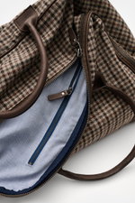 04651/ A trip in a bag Weekender '356-Bag Tweed' dunkelbraun/beige/rotbraun kariert, Seitenansicht, offen mit Sicht auf Innenfach und Reißverschluss.