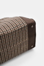 04651/ A trip in a bag Weekender '356-Bag Tweed' dunkelbraun/beige/rotbraun kariert, Detailaufnahme der Lederverstärkung und Metallfüßchen unten am Gepäckstück.