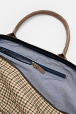 04651/ A trip in a bag Weekender '356-Bag Tweed' beige/braun/grün kariert, Innenansicht mit Reißverschluss, Textil- und Lederdetails.