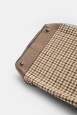 04651/ A trip in a bag Weekender '356-Bag Tweed' beige/braun/grün kariert, Detailaufnahme der Lederverstärkung mit Metallfüßchen von unten schräg.