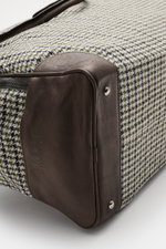 04651/ A trip in a bag Weekender '356-Bag Tweed' dunkelbraun/grau/grün kariert, Detailansicht der Lederverstärkung unten mit Metallfüßchen, Textil-Mix, robust.