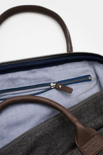 04651/ A trip in a bag Weekender '356-Bag Tweed' dunkelgrau/dunkelbraun kariert, Innenansicht mit Reißverschlussfach, Ledergriffe, Textilfutter.