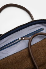 04651/ A trip in a bag Weekender '356-Bag Tweed' braun meliert, Nahaufnahme innen mit Reißverschlussfach, Ledergriffe, Textilfutter, offene Perspektive.