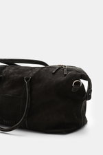 Schräg von oben fotografiert: 04651/ A trip in a bag Weekender '3-Day Bag' schwarz aus Veloursleder mit verstellbarem Schultergurt, Reißverschluss und Logoprägung.