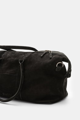 Schräg von oben fotografiert: 04651/ A trip in a bag Weekender '3-Day Bag' schwarz aus Veloursleder mit verstellbarem Schultergurt, Reißverschluss und Logoprägung.