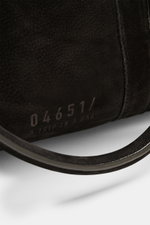 Nahaufnahme des Innenbereichs vom 04651/ A trip in a bag Weekender '3-Day Bag' schwarz aus Veloursleder mit Logoprägung, weichem Griff und Naht, fotografiert aus seitlich oben.
