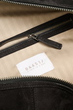 Innenansicht des 04651/ A trip in a bag Weekender '3-Day Bag' schwarz mit beige Innenfutter, Zipper-Fach und Logoprägung, aus geschmeidigem Veloursleder.
