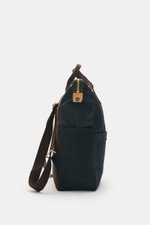 Seitenansicht des Manifattura Ceccarelli Rucksack 'Laptop' navy aus reiner Baumwolle mit goldfarbener Hardware, verstellbaren Schulterriemen und robusten Tragegriffen.