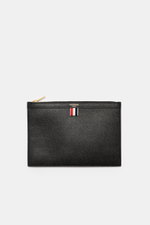 Thom Browne Dokumentenmappe schwarz aus fein genarbtem Leder mit goldfarbener Hardware, Grosgrain-Detail, Frontansicht.