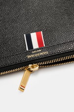 Nahaufnahme der Thom Browne Dokumentenmappe schwarz aus fein genarbtem Leder mit goldfarbener Hardware und markentypischem Grosgrain, seitliche Perspektive.