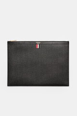Thom Browne Dokumentenmappe schwarz aus fein genarbtem Leder, goldfarbener Reißverschluss, Grosgrain-Detail von vorne fotografiert.