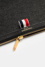 Thom Browne Dokumentenmappe schwarz aus fein genarbtem Leder, goldfarbener Reißverschluss, Grosgrain-Detail, Nahaufnahme von schräger Perspektive.