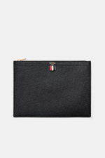 Thom Browne Dokumentenmappe schwarz aus fein genarbtem Leder mit goldfarbener Hardware, Grosgrain-Detail, frontal von oben fotografiert, ca. 35x25 cm.