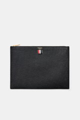 Thom Browne Dokumentenmappe schwarz aus fein genarbtem Leder mit goldfarbener Hardware, Grosgrain-Detail, frontal von oben fotografiert, ca. 35x25 cm.