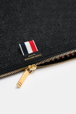 Thom Browne Dokumentenmappe schwarz aus fein genarbtem Leder in Nahaufnahme, goldfarbener Reißverschluss, Grosgrain-Detail.