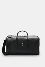 Front view of the Thom Browne Weekender schwarz in black grained leather with gold hardware, sturdy handles, and adjustable shoulder strap.  
<p>Bereit für den nächsten Kurztrip: Der geräumige Weekender von THOM BROWNE aus edlem, fein genarbtem Leder vere