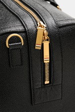 Close-up view of the Thom Browne Weekender schwarz showing textured black leather, gold hardware zipper pulls, and robust handles from a side angle. <p>Bereit für den nächsten Kurztrip: Der geräumige Weekender von THOM BROWNE aus edlem, fein genarbtem Led