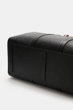 Close-up bottom view of the Thom Browne Weekender schwarz in black grained leather, showing its sturdy base and textured surface.

<p>Bereit für den nächsten Kurztrip: Der geräumige Weekender von THOM BROWNE aus edlem, fein genarbtem Leder vereint luxuriö