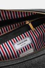 Close-up top view of the open Thom Browne Weekender schwarz showing gold zipper, black grained leather, and striped red, white, and navy fabric interior with logo label.

<p>Bereit für den nächsten Kurztrip: Der geräumige Weekender von THOM BROWNE aus edl