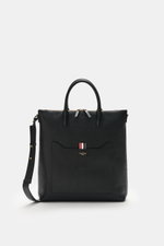 Front view of Thom Browne Shopper schwarz in black grained leather with robust handles, gold hardware, adjustable shoulder strap, and logo-embossed front pocket. Souveräner Stil für jeden Tag: Der geräumige Shopper von THOM BROWNE aus fein genarbtem Leder