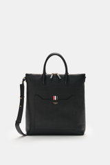 Front view of Thom Browne Shopper schwarz in black grained leather with robust handles, gold hardware, adjustable shoulder strap, and logo-embossed front pocket. Souveräner Stil für jeden Tag: Der geräumige Shopper von THOM BROWNE aus fein genarbtem Leder