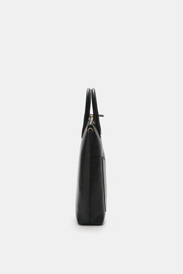 Side view of Thom Browne Shopper schwarz in black grained leather with gold hardware, robust handles, logo embossing, and spacious compartments.